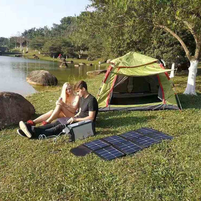 เครื่องกำเนิดพลังงานลิเธียมที่ชาร์จพลังงานแสงอาทิตย์ 300W ช่องจ่ายไฟ AC 220v